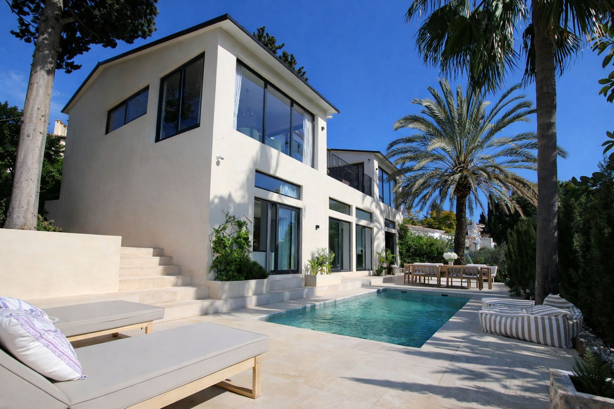 4-Bed Villa in Elviria