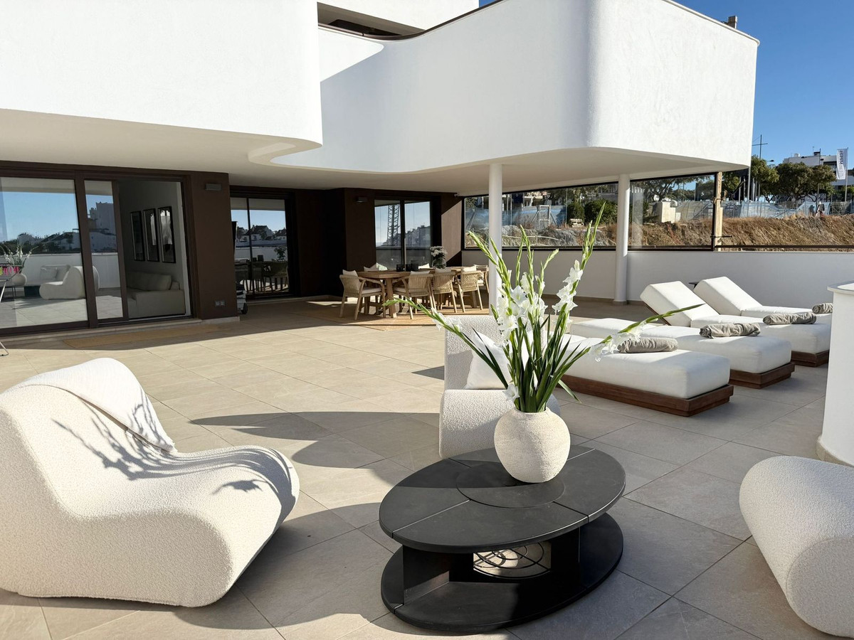 Modern 3-Bed Apartment in Estepona