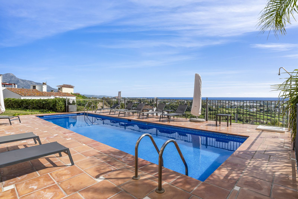 4-Bed Penthouse in Los Almendros