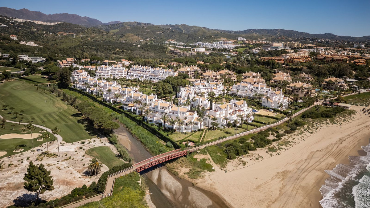 Frontline Beach 3-Bed Apartment in Golden Mile, Marbella