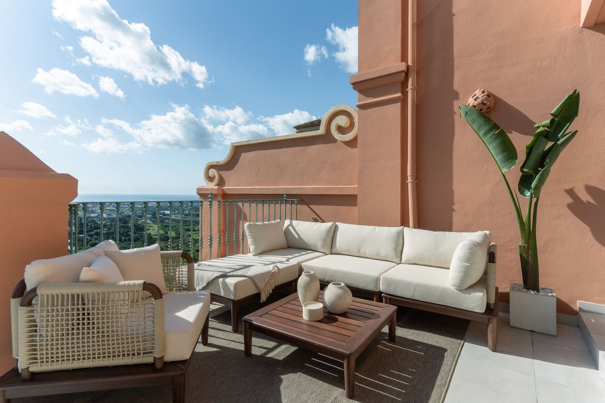 4-Bed Apartment in Monte Halcones