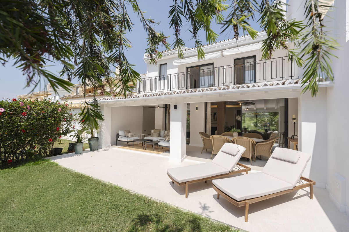 Frontline Beach 4-Bed Townhouse in Nueva Andalucía