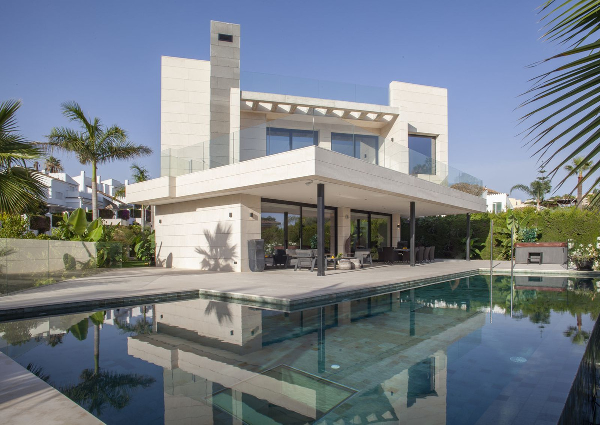 7-Bed Villa in Nueva Andalucía
