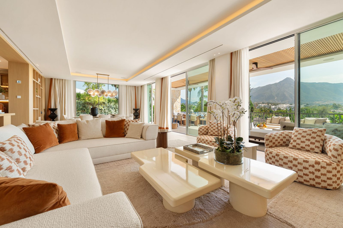 5-Bed Villa in Nueva Andalucía