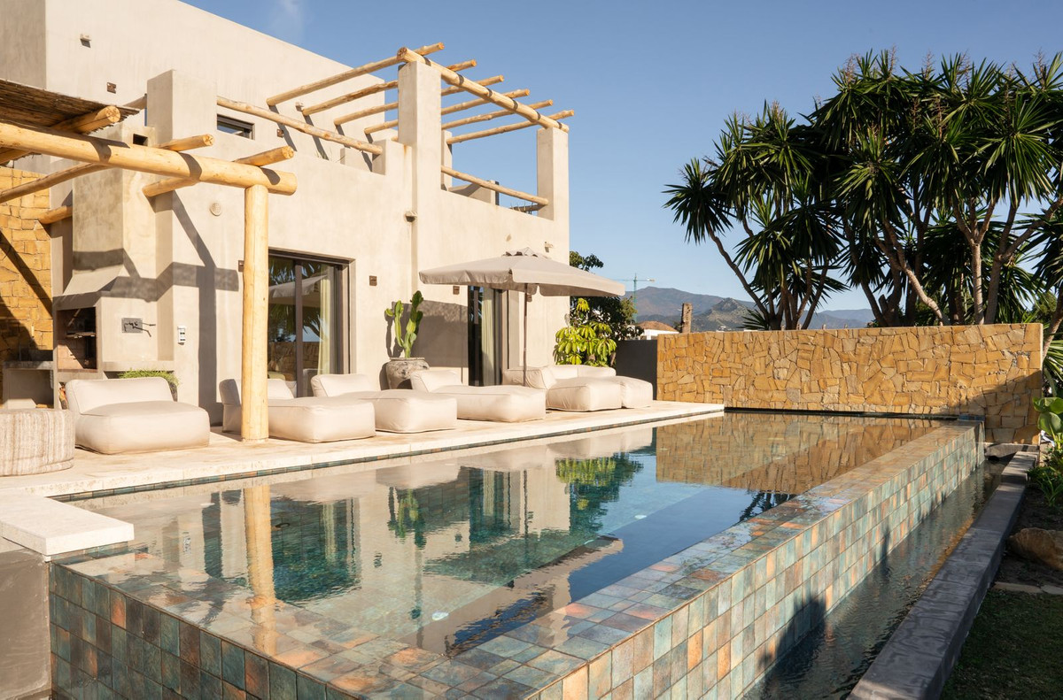 5-Bed Villa in Selwo